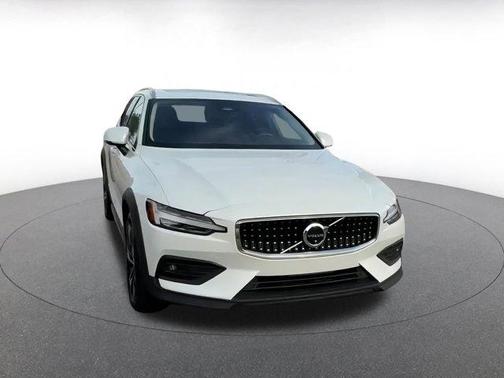 2025 Volvo V60 Cross Country B5 Plus