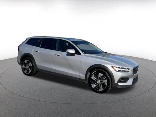 2025 Volvo V60 Cross Country B5 Plus