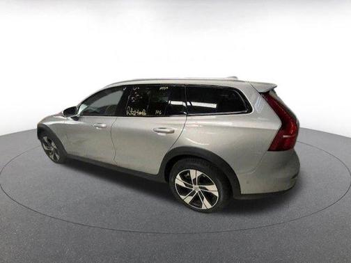 2025 Volvo V60 Cross Country B5 Plus