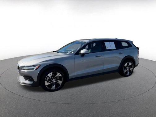 2025 Volvo V60 Cross Country B5 Plus