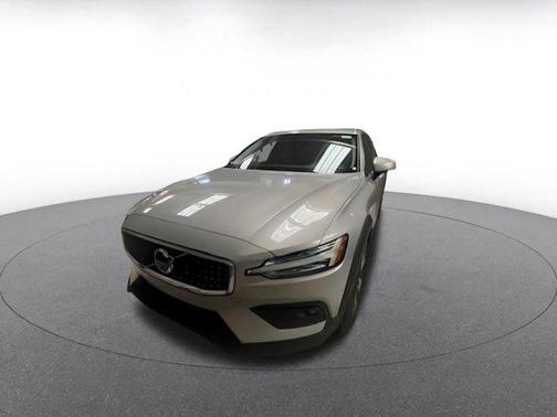 2025 Volvo V60 Cross Country B5 Plus