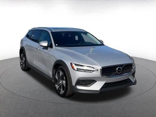 2025 Volvo V60 Cross Country B5 Plus