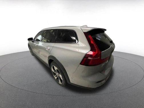 2025 Volvo V60 Cross Country B5 Plus