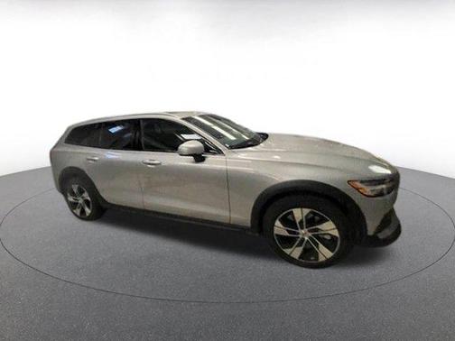 2025 Volvo V60 Cross Country B5 Plus