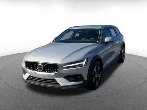 2025 Volvo V60 Cross Country B5 Plus