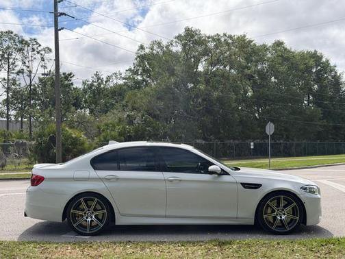 Alpine White 2014 BMW M5 Base