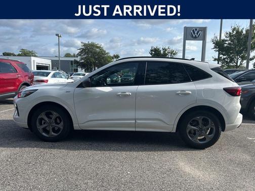Oxford White 2023 Ford Escape ST-Line