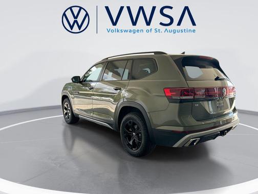 avocado green pearl 2026 Volkswagen Atlas Peak Edition