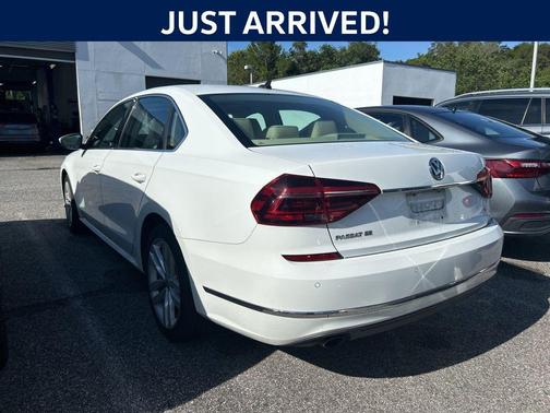Pure White 2018 Volkswagen Passat 2.0T SE