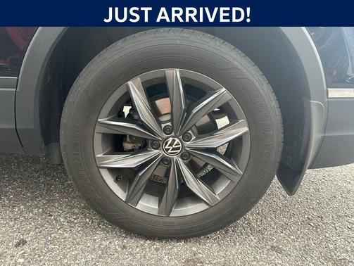 Deep Black Pearl 2024 Volkswagen Tiguan 2.0T SE 4MOTION