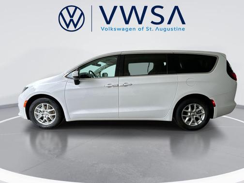 Bright White Clearcoat 2023 Chrysler Voyager LX
