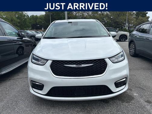 Bright White Clearcoat 2023 Chrysler Pacifica Touring L