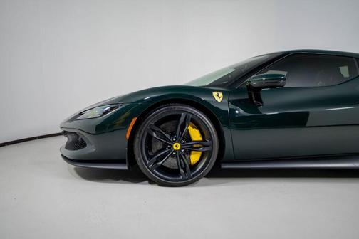 Verde British 2024 Ferrari 296 GTB