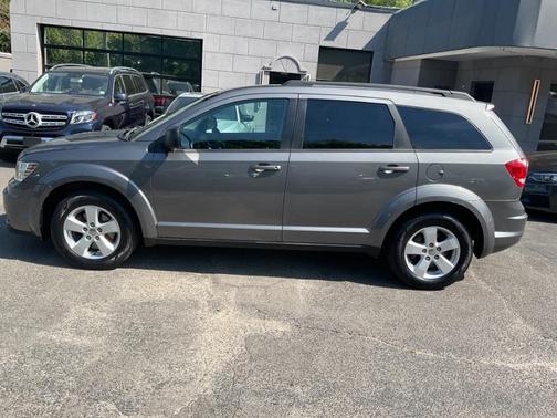 Bright Silver Metallic 2013 Dodge Journey SE