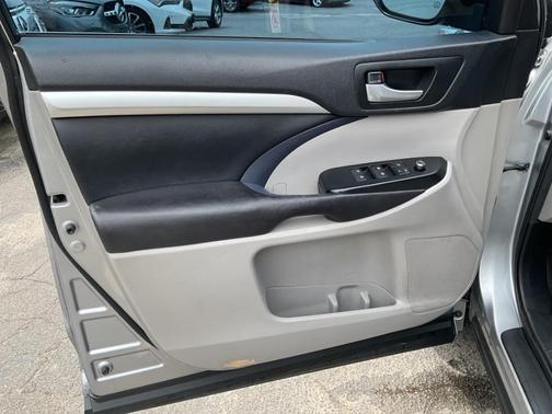 Silver Sky Metallic 2016 Toyota Highlander XLE