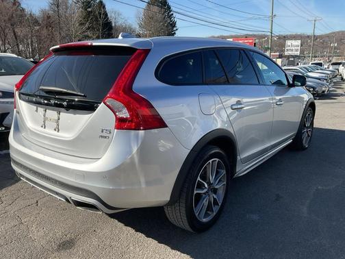 2018 Volvo V60 Cross Country T5