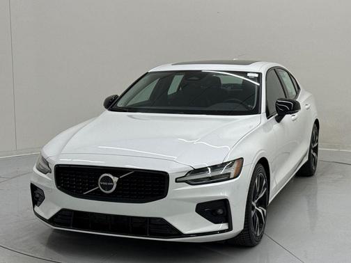 2024 Volvo S60 B5 Plus Dark Theme