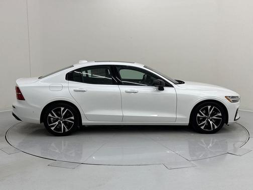 2024 Volvo S60 B5 Plus Dark Theme
