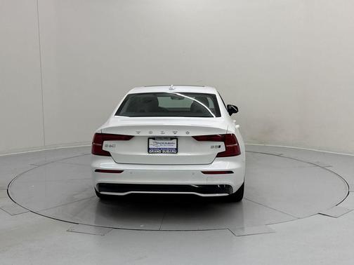 2024 Volvo S60 B5 Plus Dark Theme