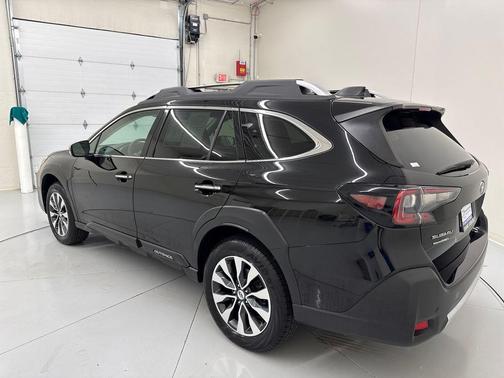Crystal Black Silica 2023 Subaru Outback Touring