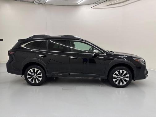 Crystal Black Silica 2023 Subaru Outback Touring