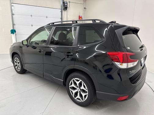 Crystal Black Silica 2024 Subaru Forester Premium