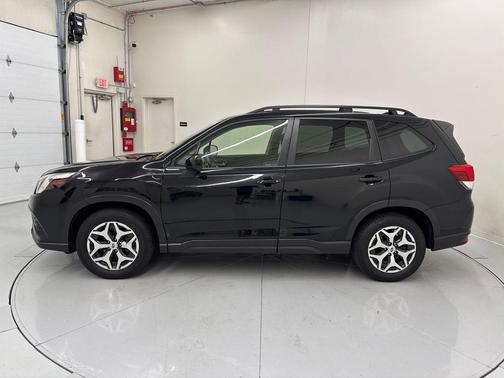 Crystal Black Silica 2024 Subaru Forester Premium