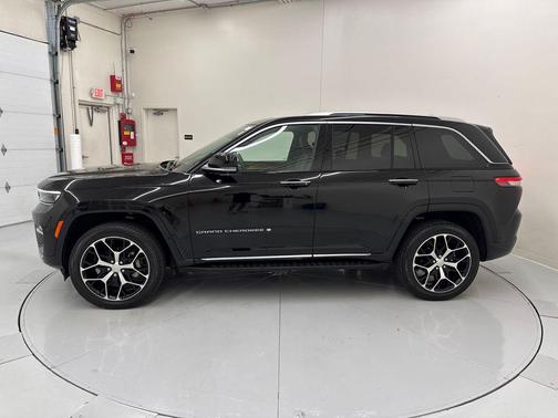 Diamond Black Crystal Pearlcoat 2024 Jeep Grand Cherokee Summit