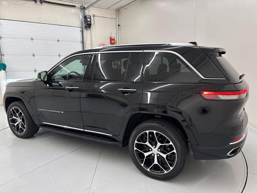Diamond Black Crystal Pearlcoat 2024 Jeep Grand Cherokee Summit
