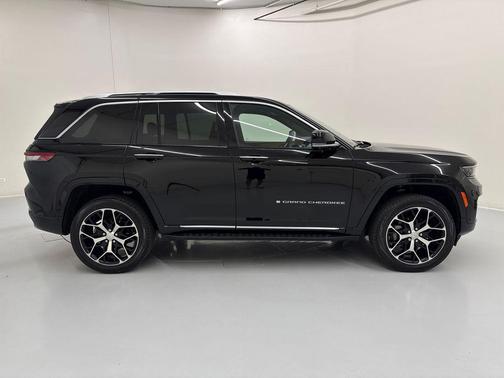 Diamond Black Crystal Pearlcoat 2024 Jeep Grand Cherokee Summit