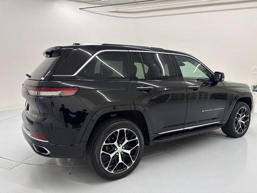 Diamond Black Crystal Pearlcoat 2024 Jeep Grand Cherokee Summit