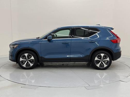 2023 Volvo XC40 B5 Plus Bright Theme