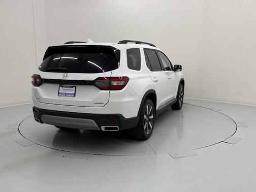 Platinum White Pearl 2025 Honda Pilot Touring 8-Passenger