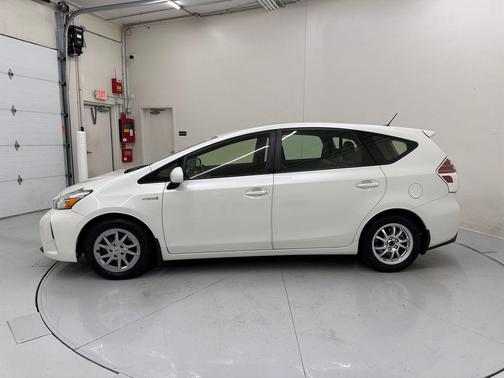 Blizzard Pearl 2017 Toyota Prius v Four