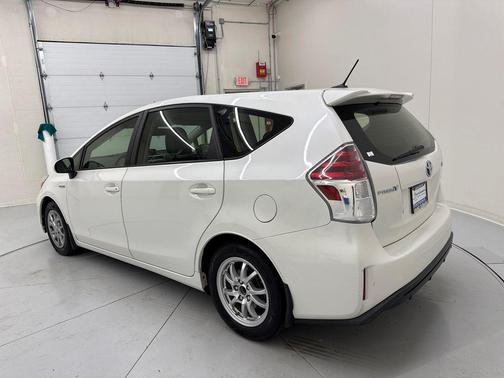 Blizzard Pearl 2017 Toyota Prius v Four