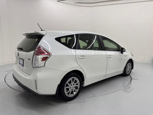Blizzard Pearl 2017 Toyota Prius v Four