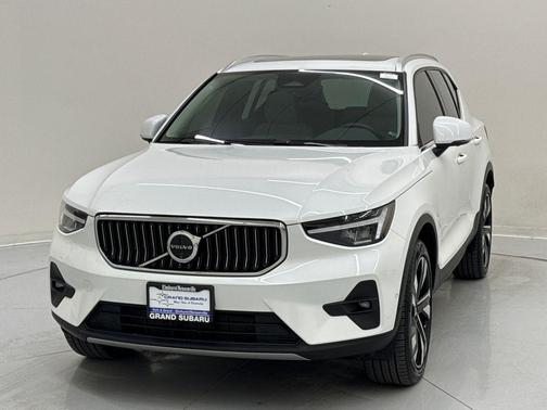 2025 Volvo XC40 B5 Plus Bright Theme