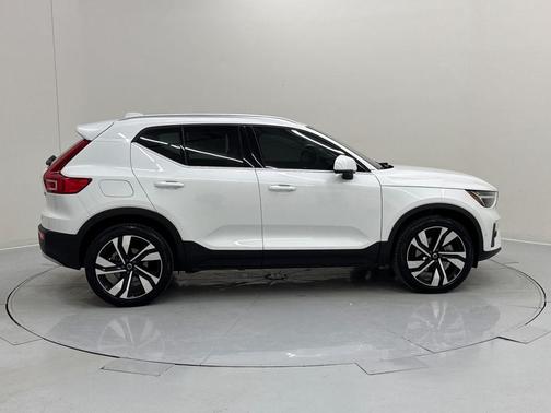 2025 Volvo XC40 B5 Plus Bright Theme