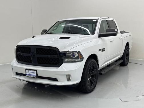 2017 RAM 1500 Night Crew Cab 4x4 5'7' Box