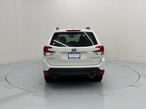 Crystal White Pearl 2023 Subaru Forester Limited