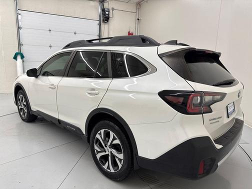 Crystal White Pearl 2021 Subaru Outback Limited XT