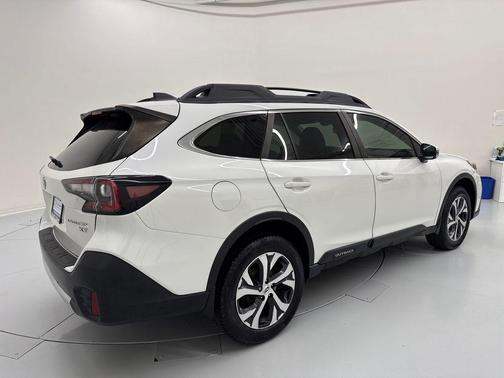 Crystal White Pearl 2021 Subaru Outback Limited XT