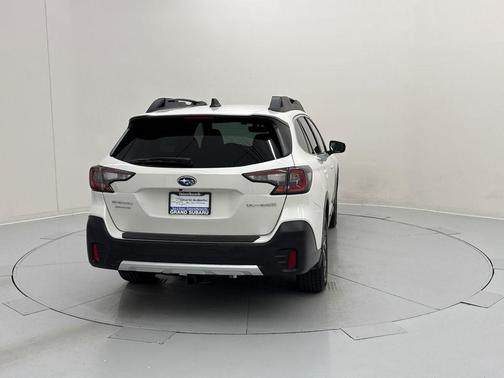 Crystal White Pearl 2022 Subaru Outback Limited