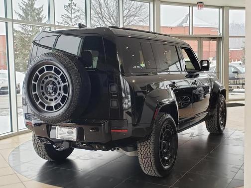 2026 Land Rover Defender P635 OCTA Black