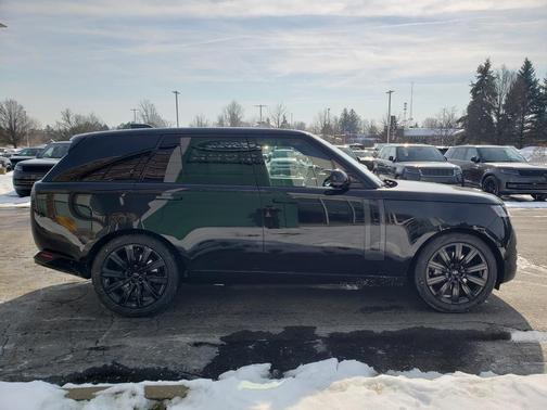 2026 Land Rover Range Rover P550e SE