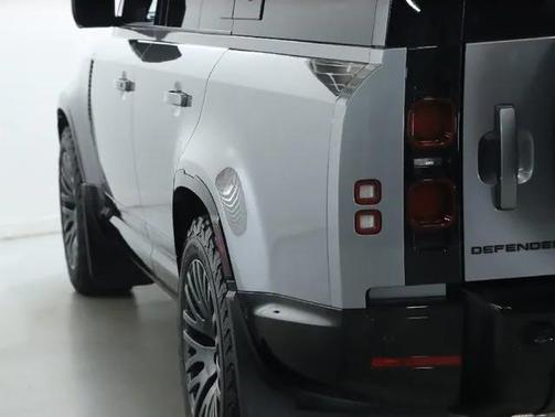 2024 Land Rover Defender 130 P400 X-Dynamic SE