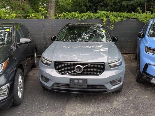 Thunder Gray Metallic 2022 Volvo XC40 T5 R-Design