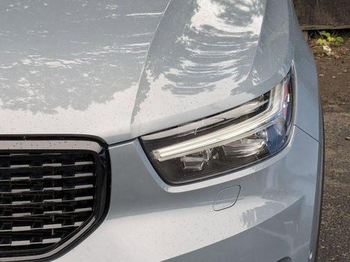 Thunder Gray Metallic 2022 Volvo XC40 T5 R-Design