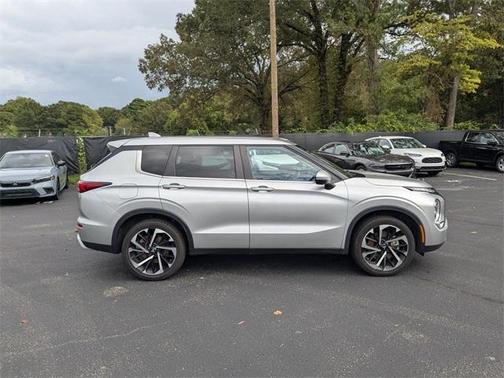 2023 Mitsubishi Outlander SE