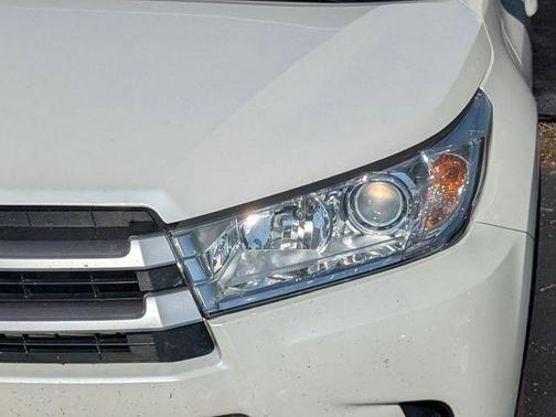 Blizzard Pearl 2019 Toyota Highlander LE